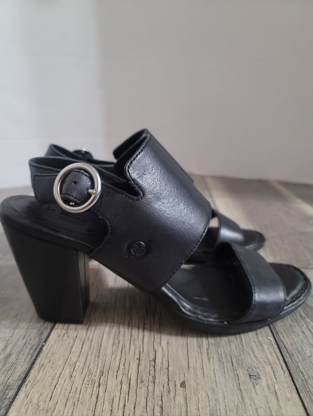 Born Women's Cindie Black Leather Cross-Strap Block Heel Sandals Sz 8M D90003